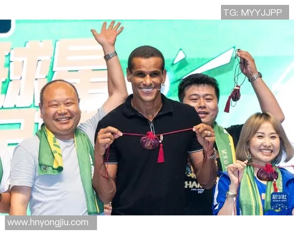 足球明星与女粉丝亲密互动瞬间引发热议球迷们纷纷点赞支持